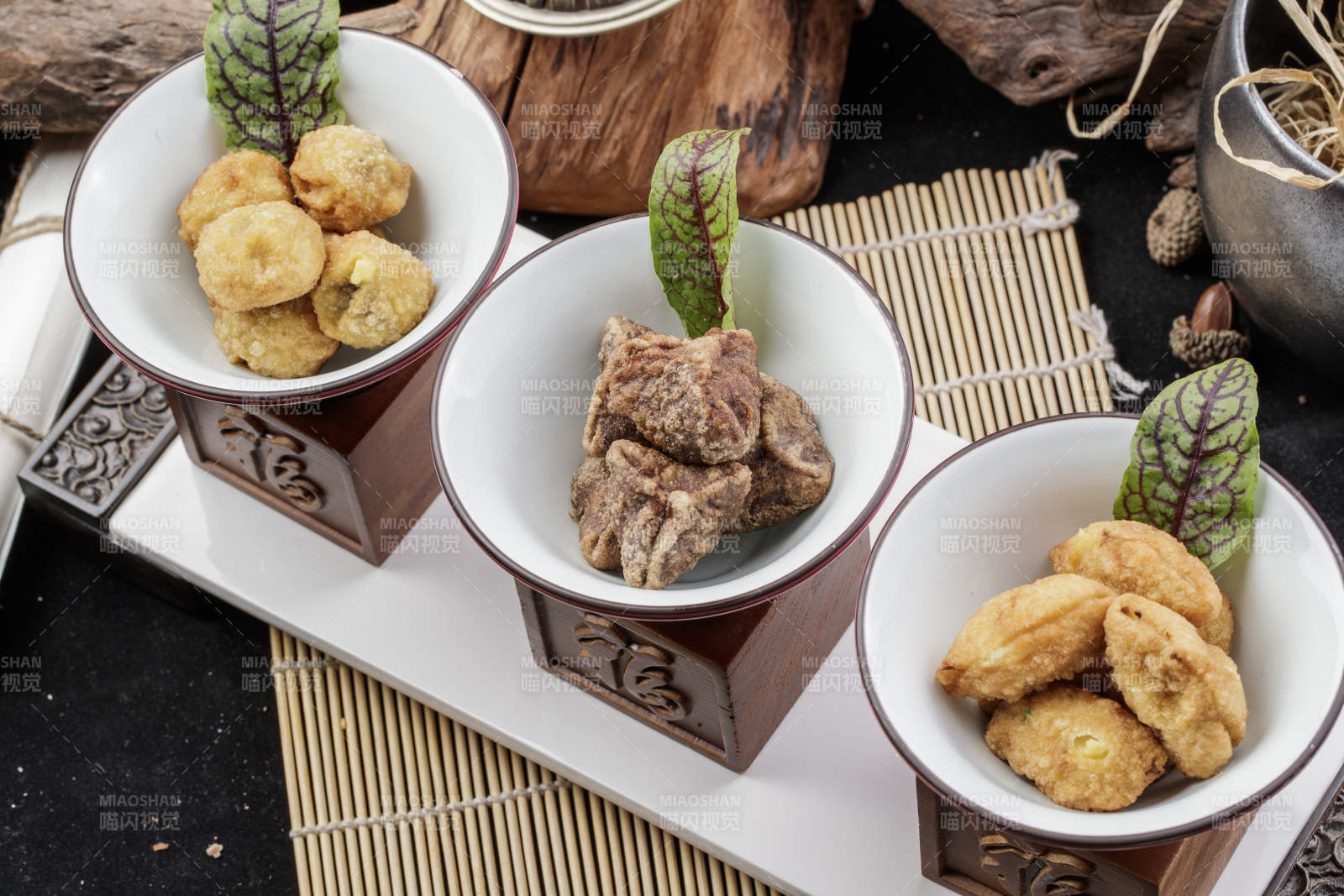 象征着喜庆祥和的婚宴点心摆放在黑色背景上图片