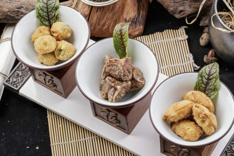 象征着喜庆祥和的婚宴点心摆放在黑色背景上图片