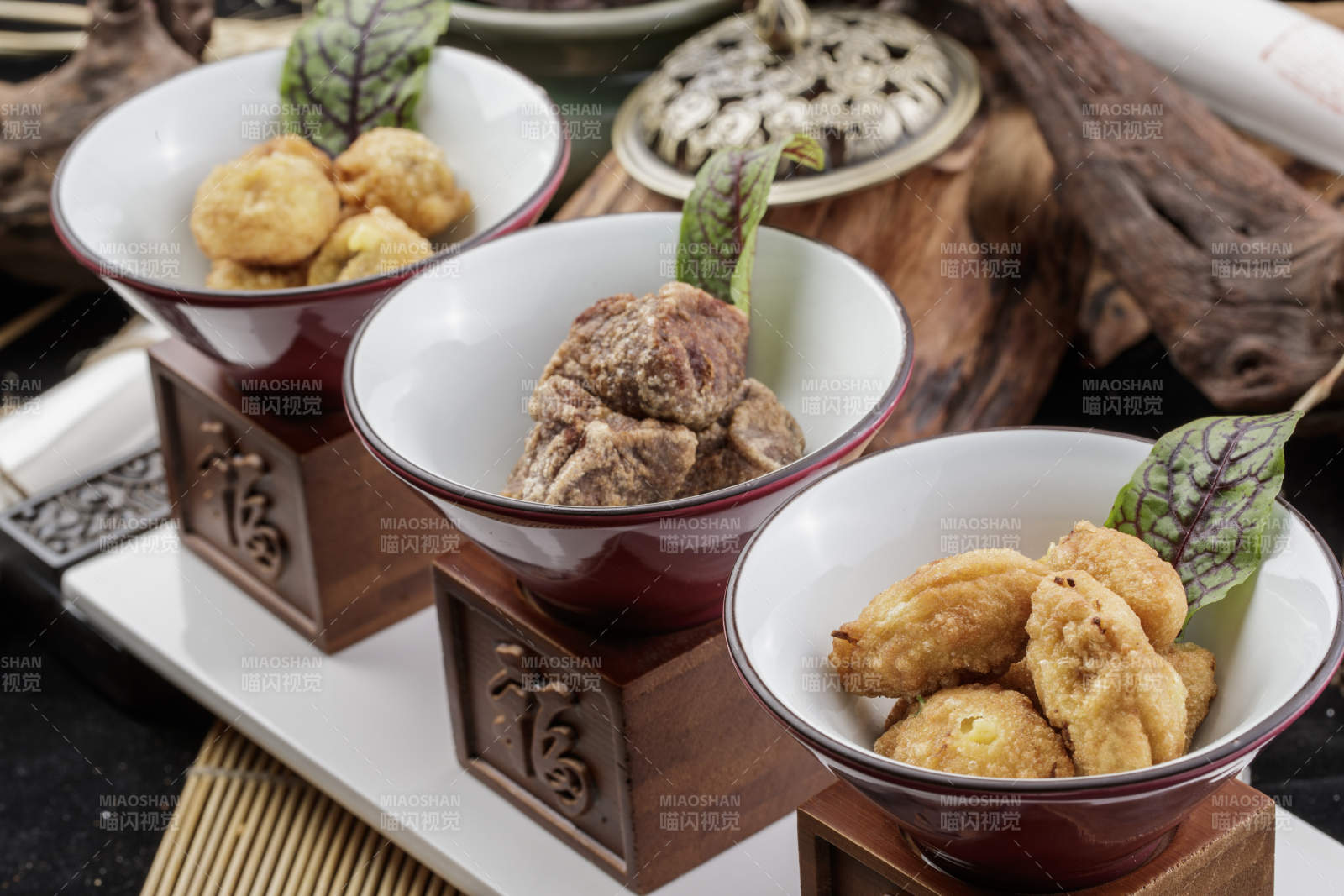 象征着喜庆祥和的婚宴点心摆放在黑色背景上图片