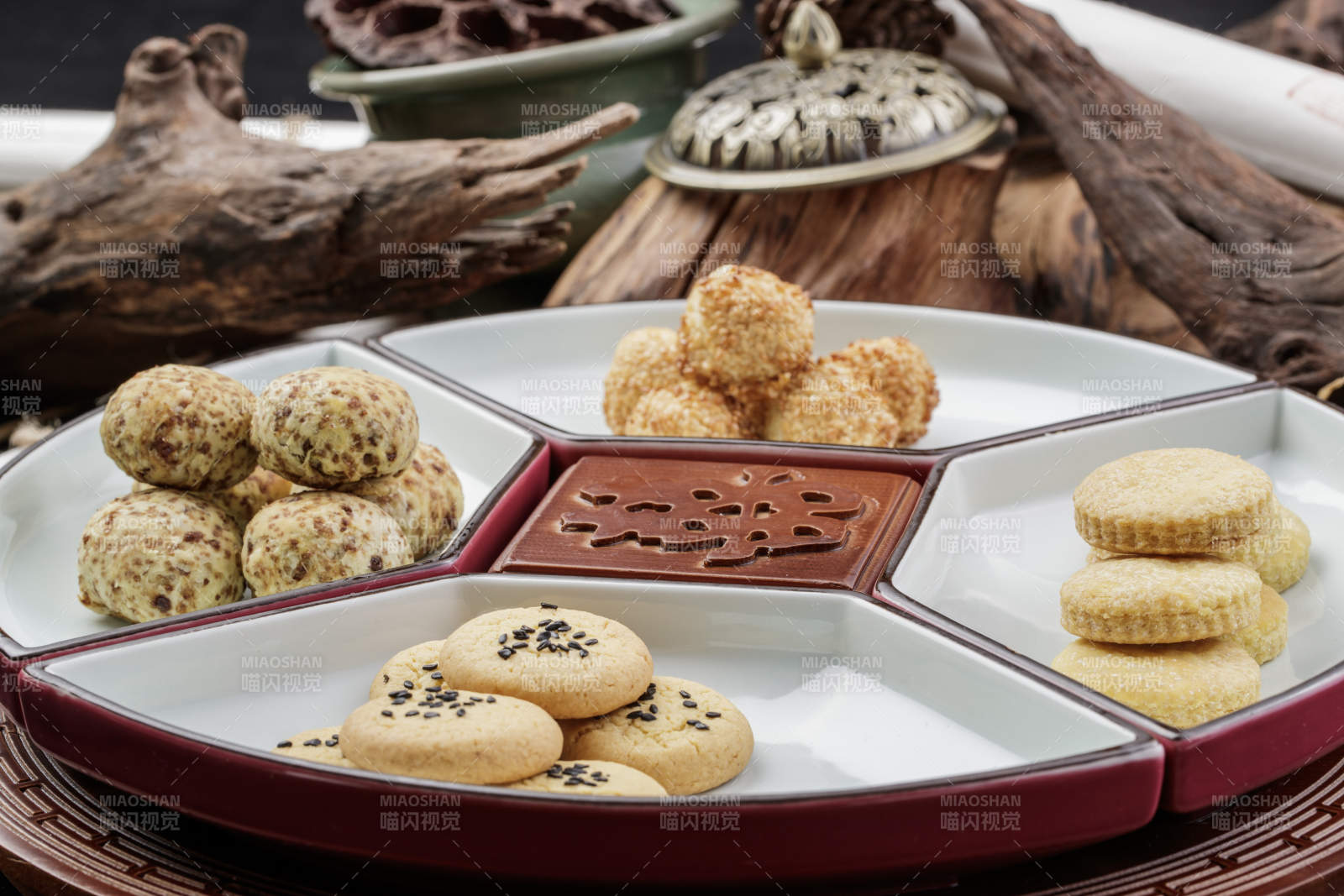 象征着喜庆祥和的婚宴点心摆放在黑色背景上图片