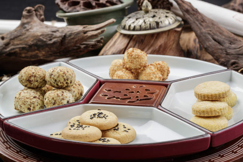 象征着喜庆祥和的婚宴点心摆放在黑色背景上图片