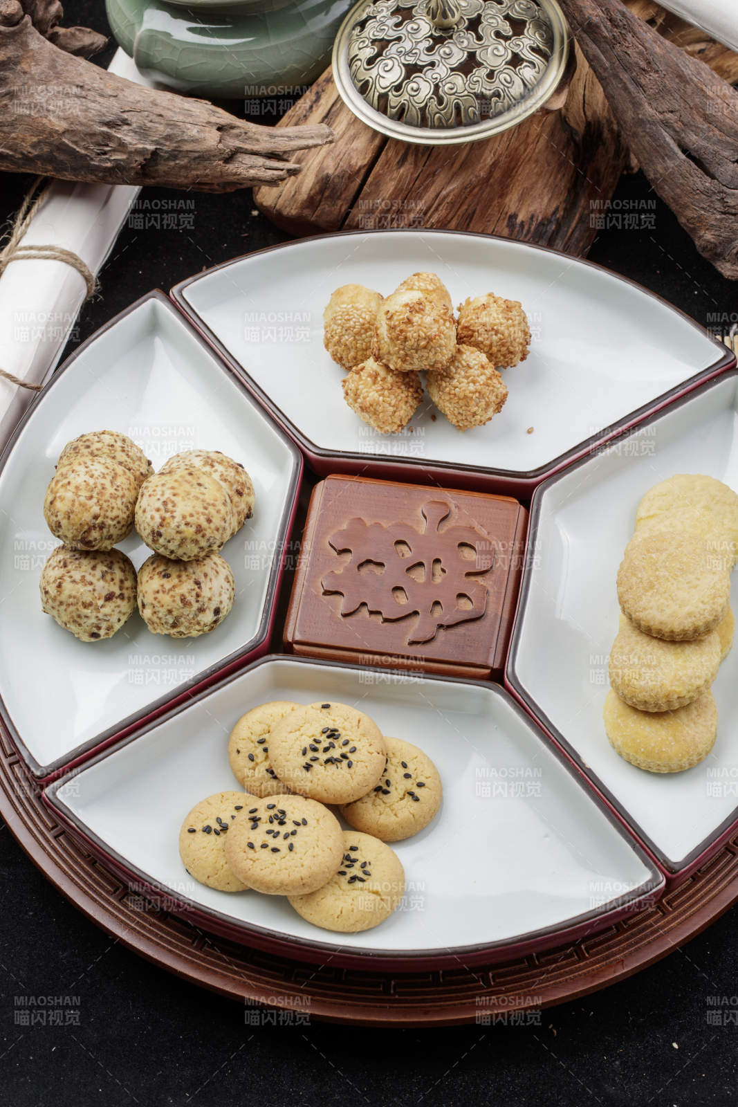 象征着喜庆祥和的婚宴点心摆放在黑色背景上图片