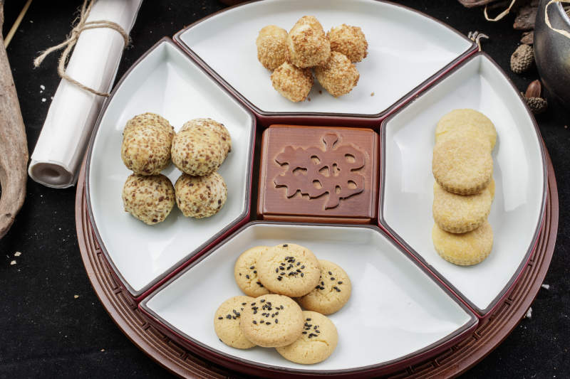 象征着喜庆祥和的婚宴点心摆放在黑色背景上图片