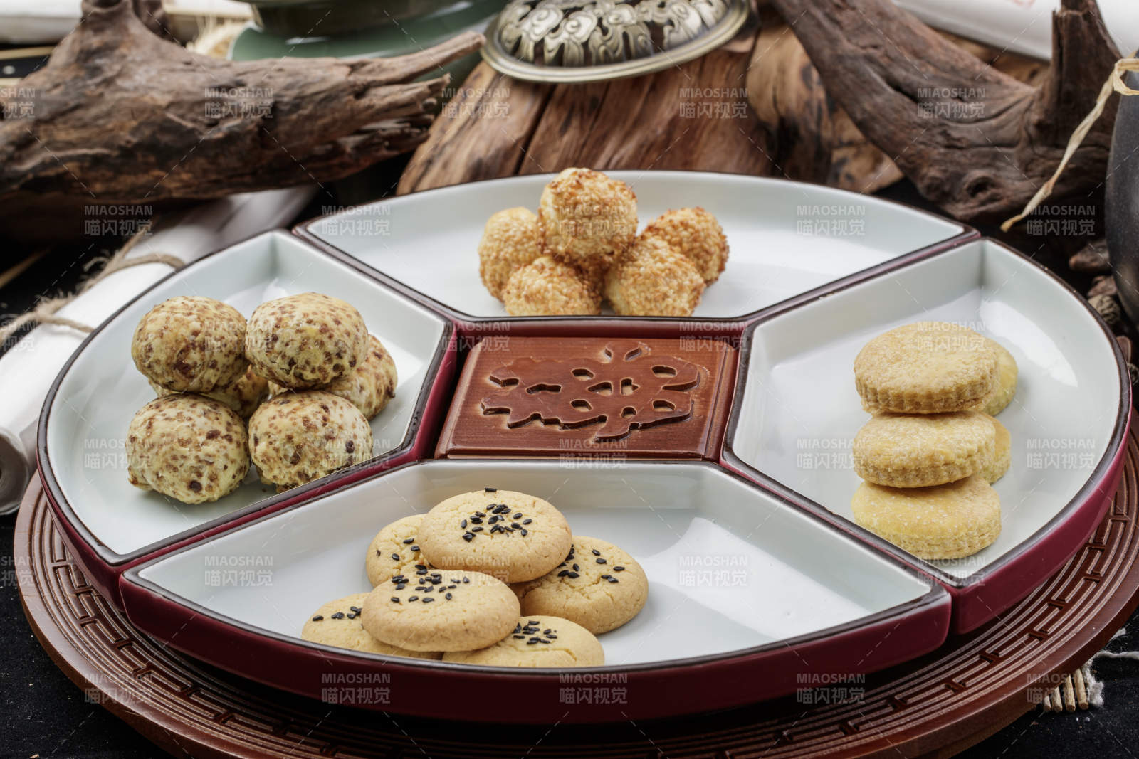 象征着喜庆祥和的婚宴点心摆放在黑色背景上图片