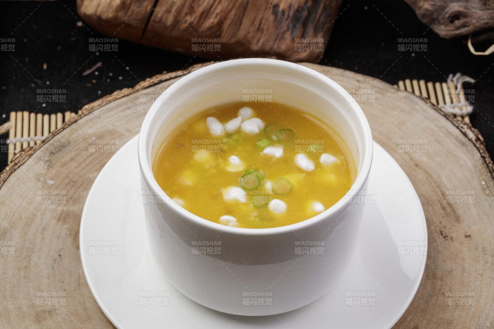 白色瓷汤盅装的珍珠白玉养生汤图片