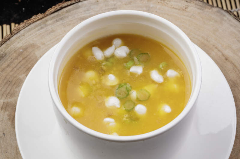 白色瓷汤盅装的珍珠白玉养生汤图片