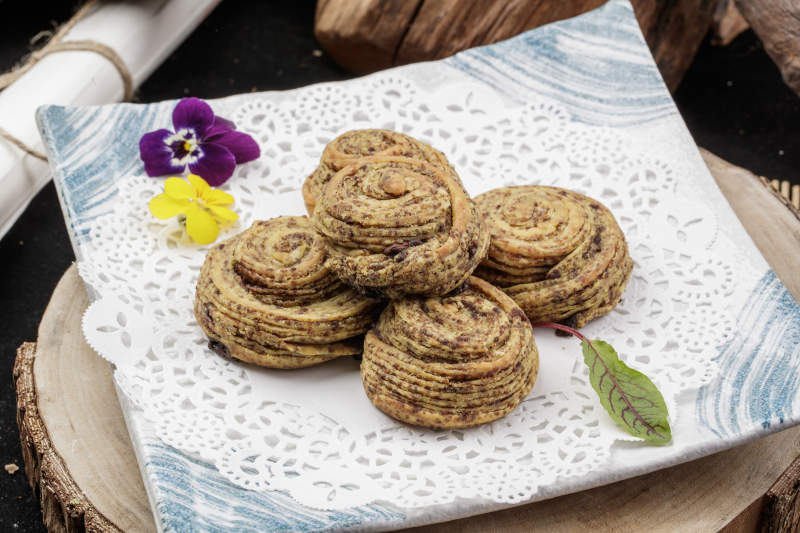 红糖火烧红糖麻油酥饼摆放在樟木砧板上图片