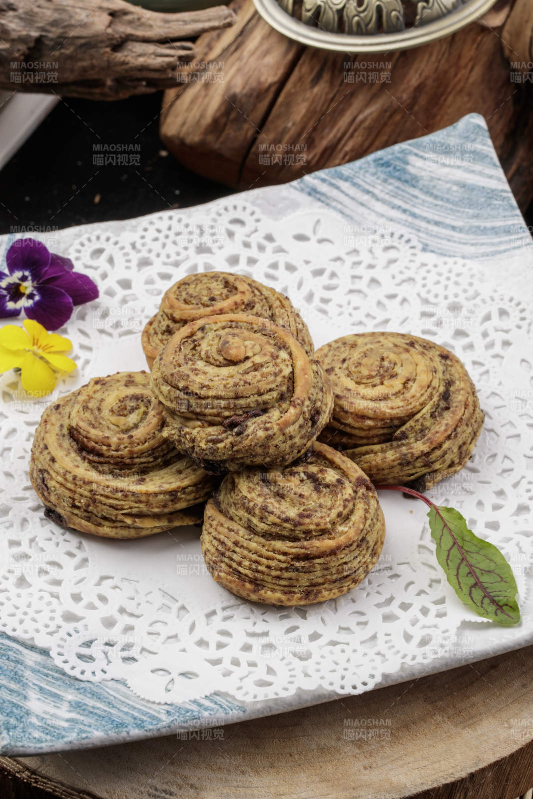 红糖火烧红糖麻油酥饼摆放在樟木砧板上图片