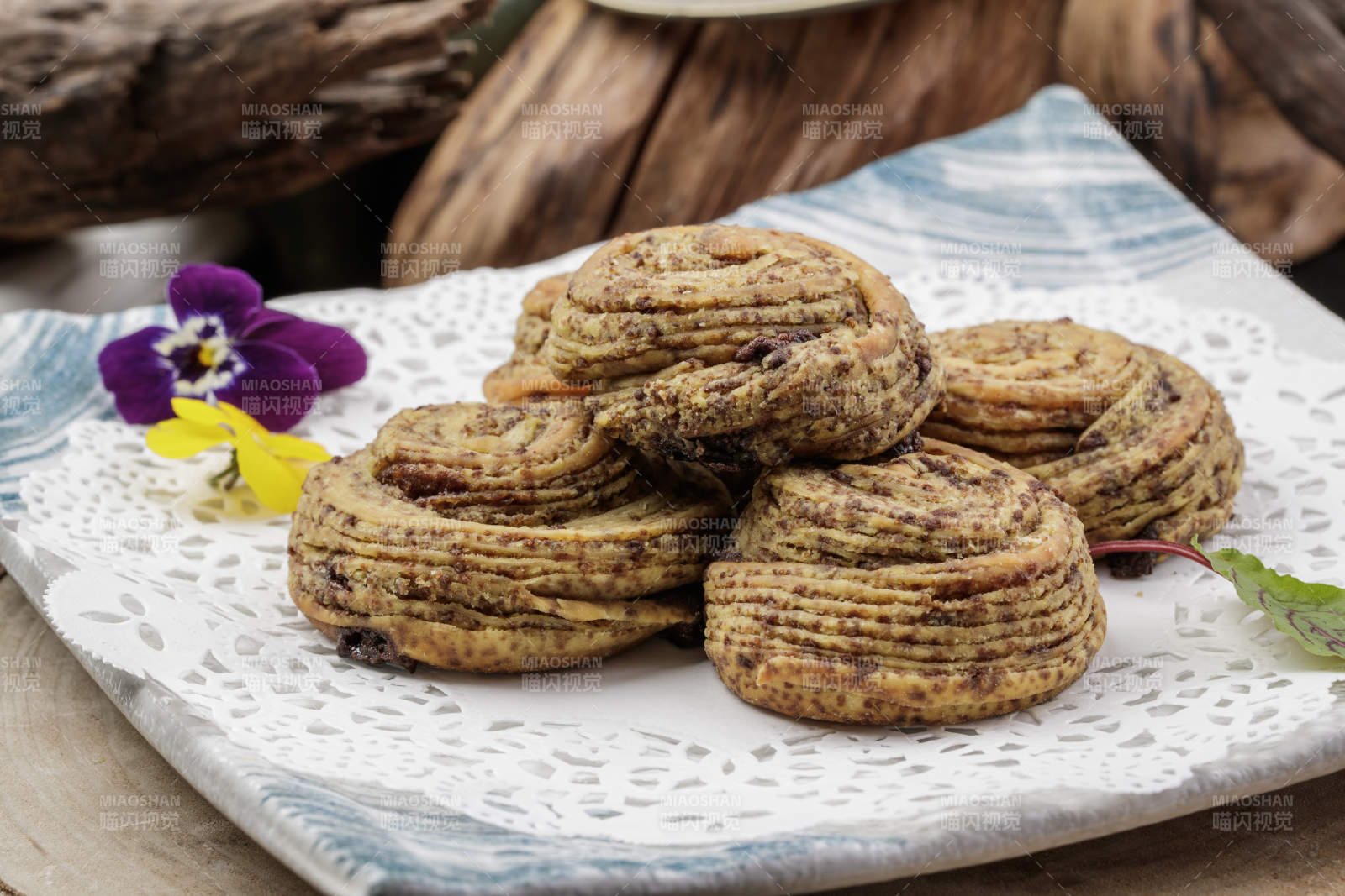 红糖火烧红糖麻油酥饼摆放在樟木砧板上图片