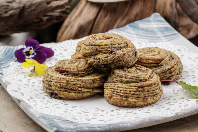 红糖火烧红糖麻油酥饼摆放在樟木砧板上图片