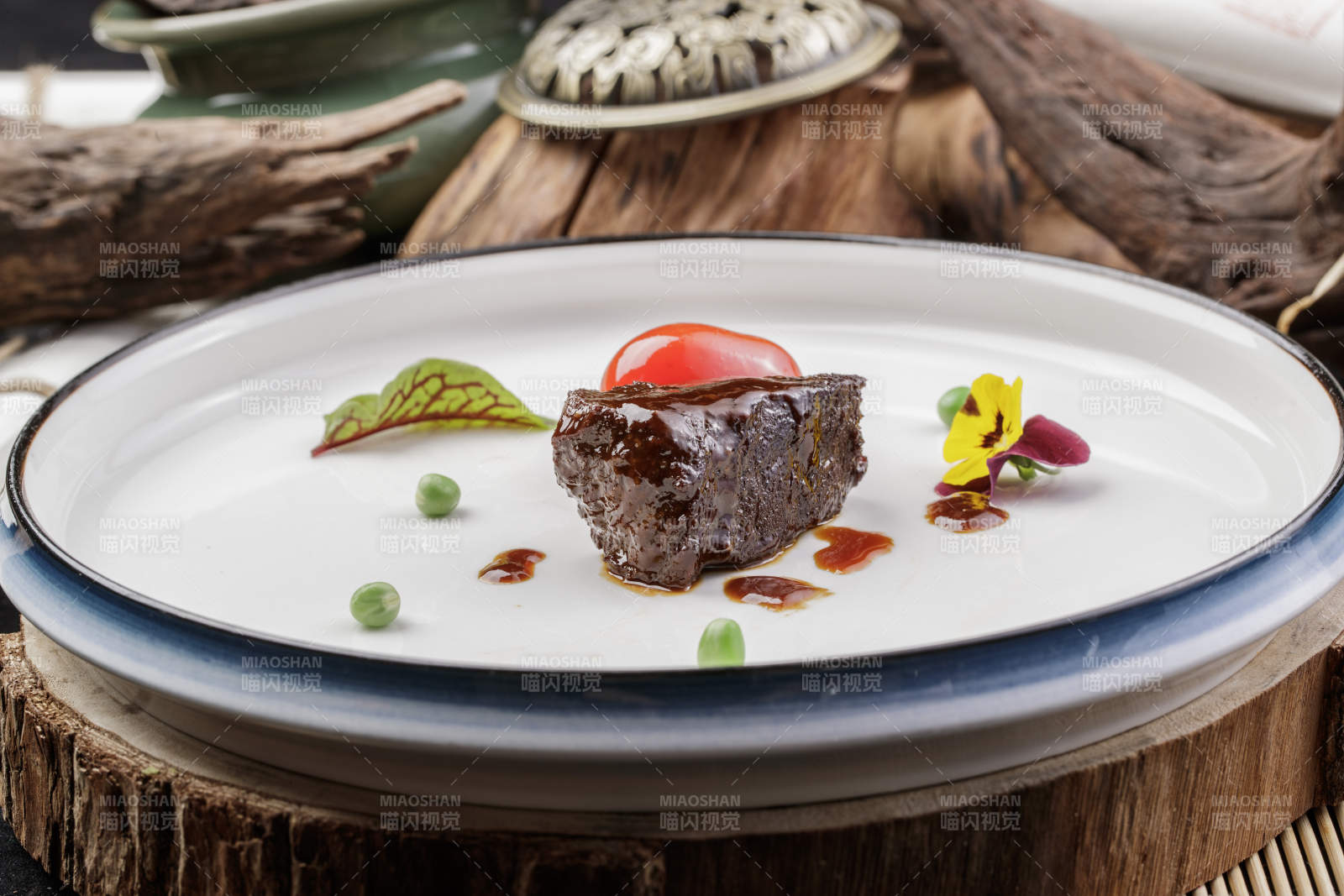 圆形瓷盘装的一品雪花和牛摆放在寿司帘上图片