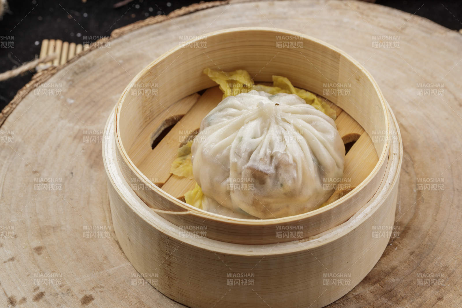 薄皮馅大的酱肉大汤包摆放在樟木砧板上图片