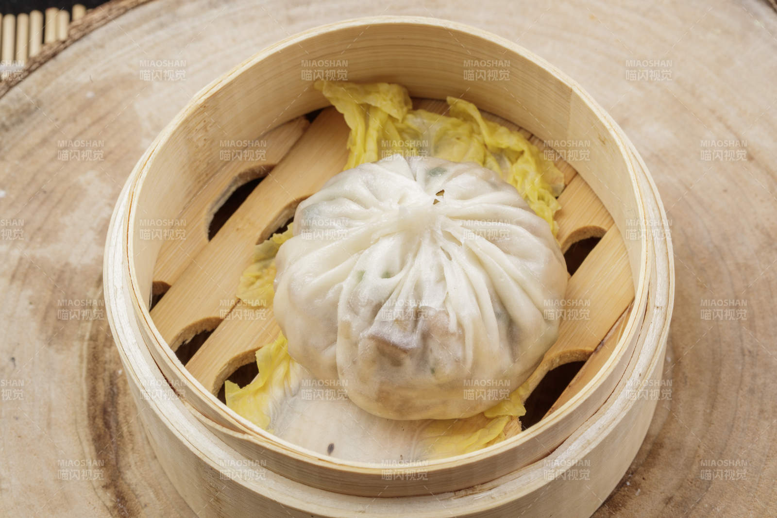 薄皮馅大的酱肉大汤包摆放在樟木砧板上图片