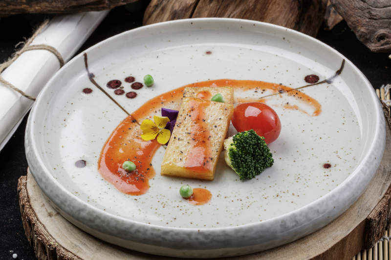 精美瓷盘装的浇汁深海鳕鱼腹图片