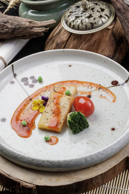 精美瓷盘装的浇汁深海鳕鱼腹图片