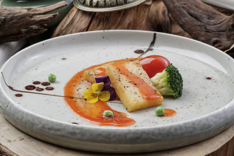 精美瓷盘装的浇汁深海鳕鱼腹图片