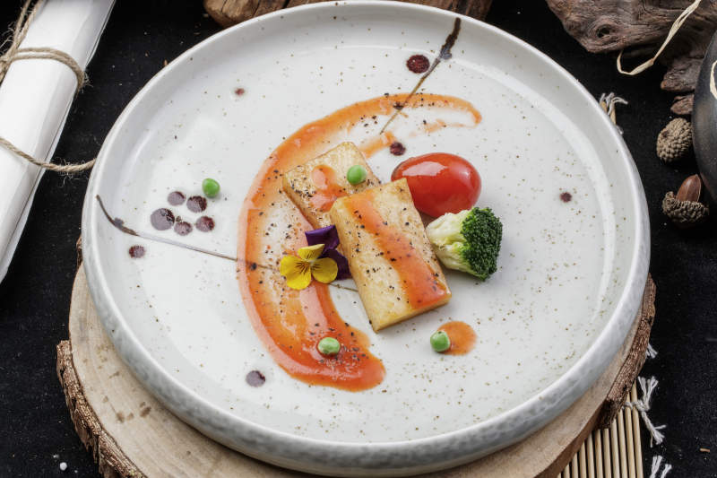 精美瓷盘装的浇汁深海鳕鱼腹图片