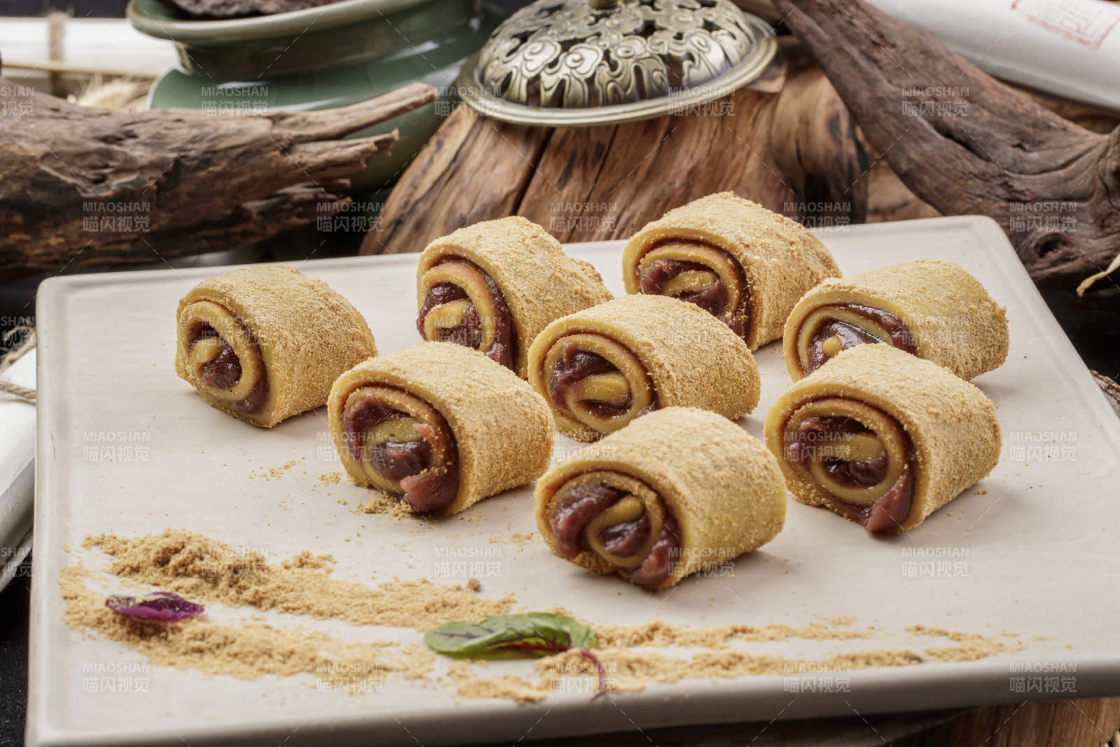 京城名小吃豆沙驴打滚摆放在寿司帘上图片