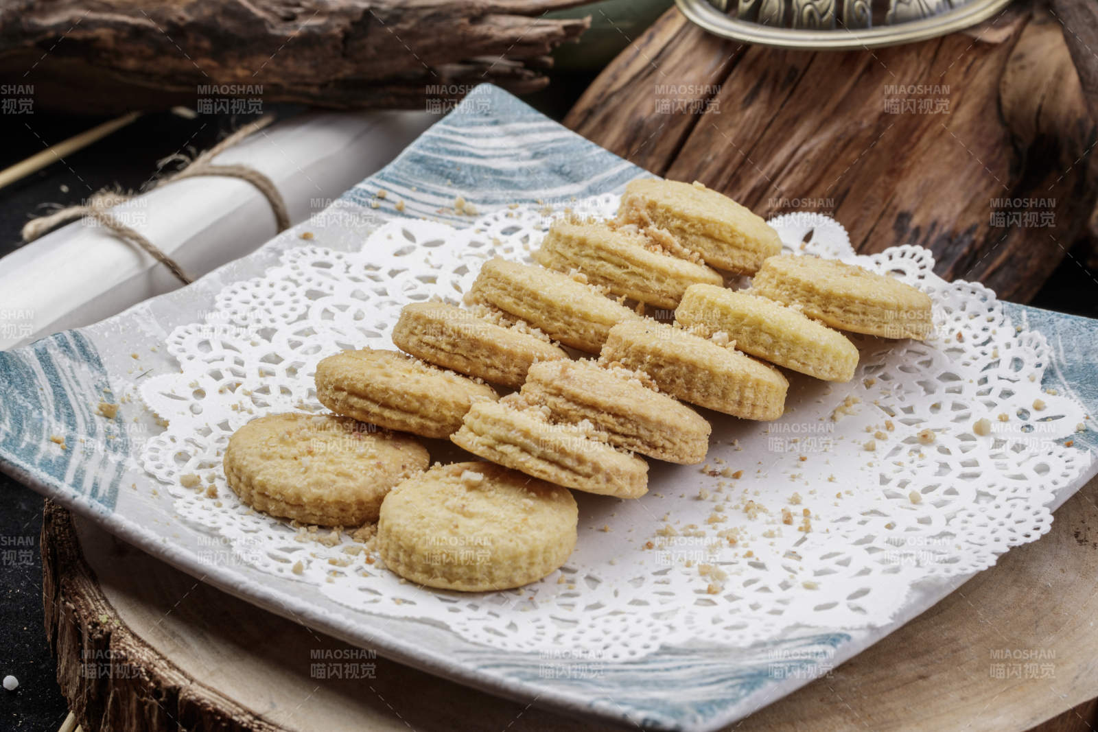 寿司帘上的的菠萝烤饼图片