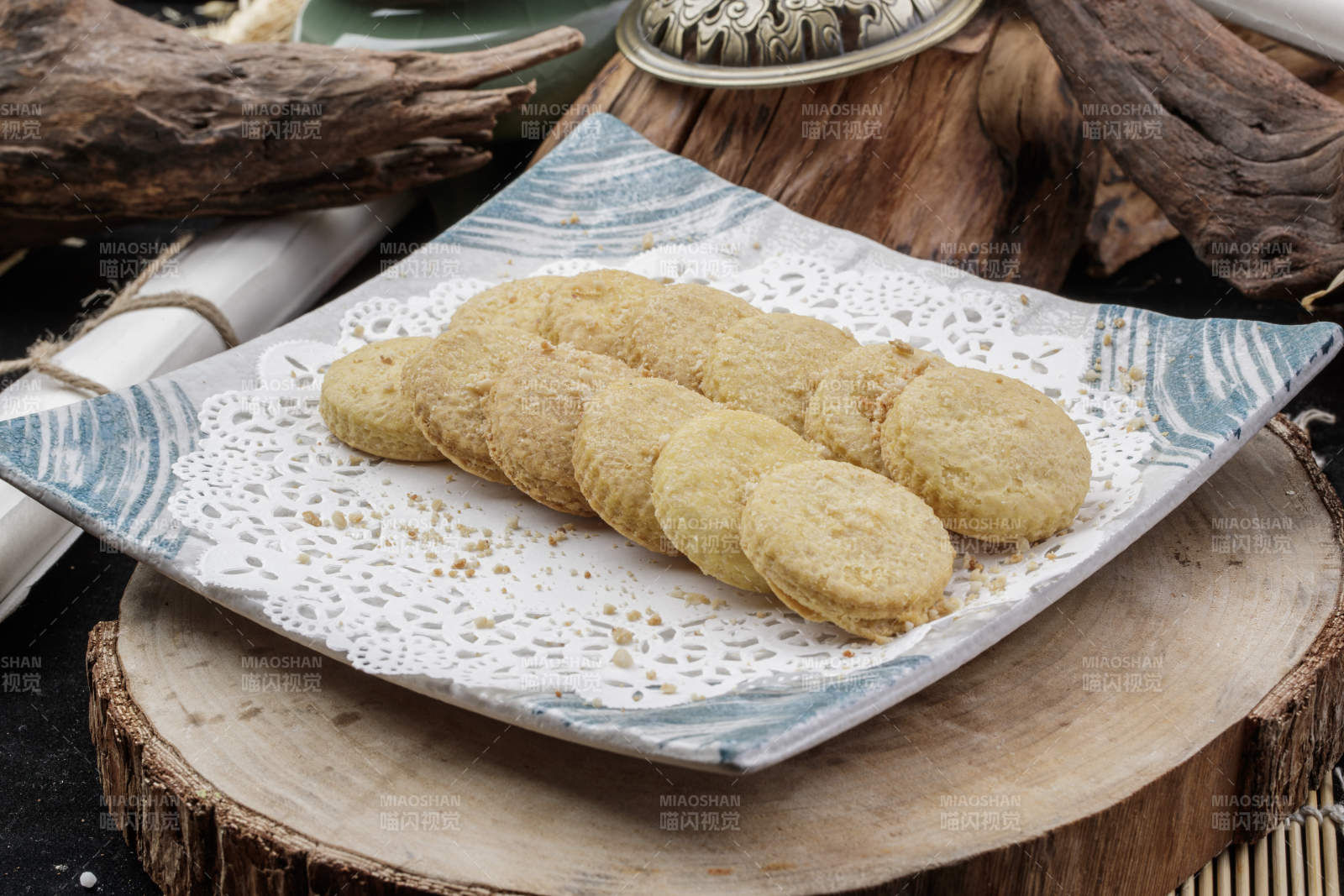 寿司帘上的的菠萝烤饼图片