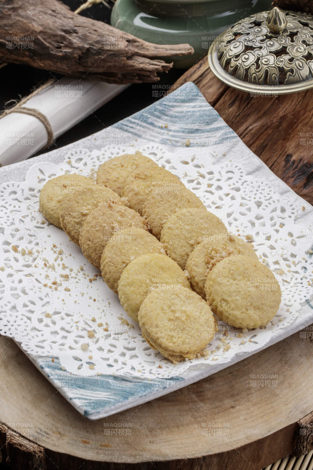 寿司帘上的的菠萝烤饼图片