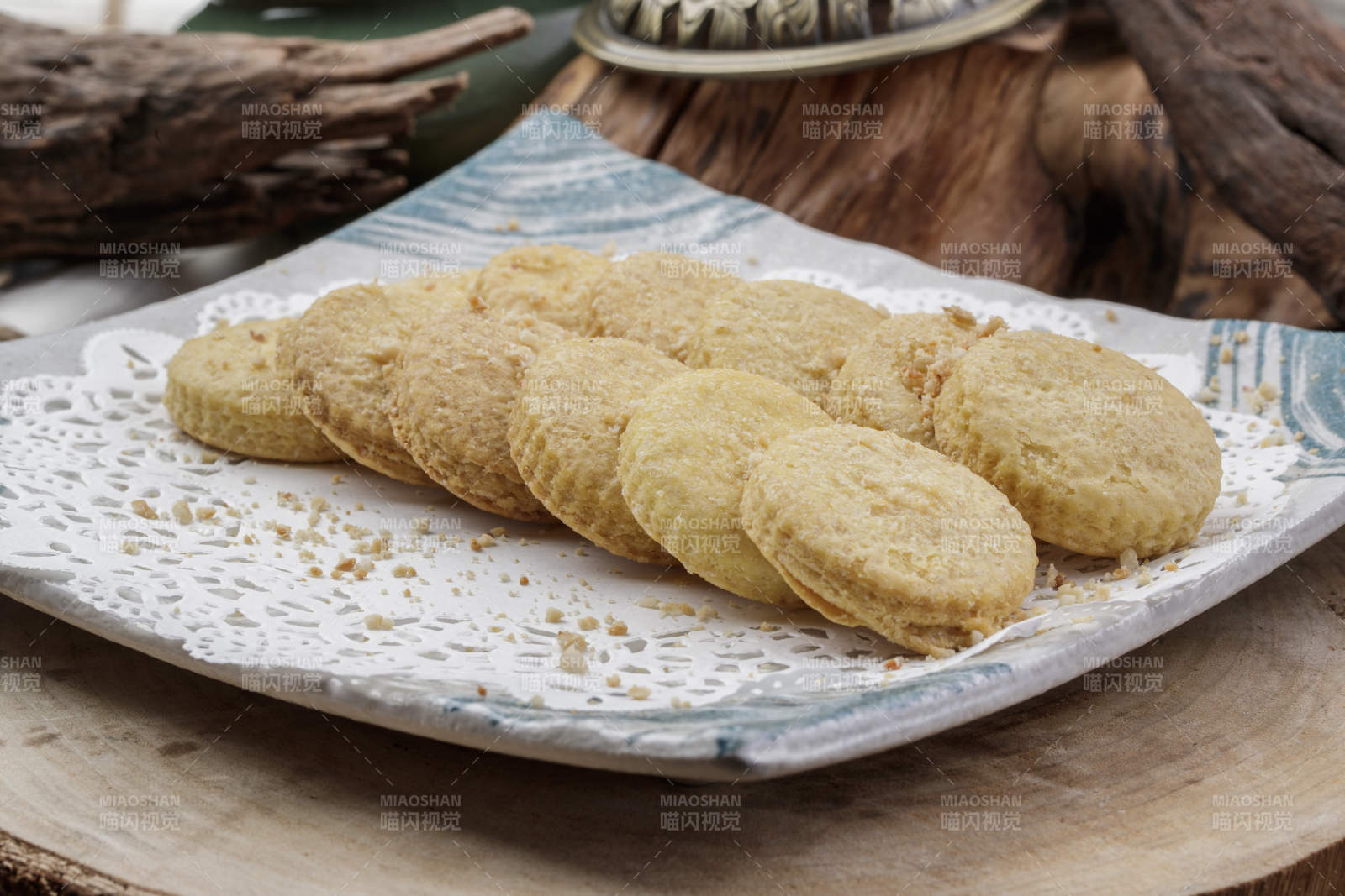 寿司帘上的的菠萝烤饼图片