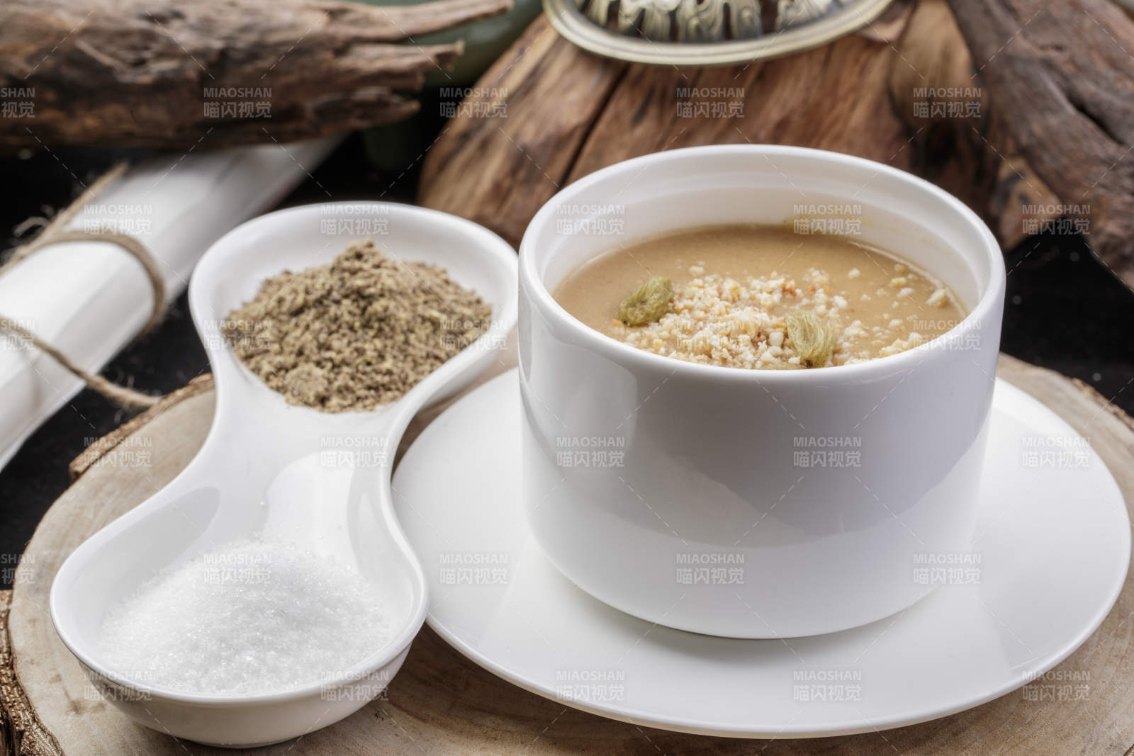 白色汤盅装的美味油茶面摆放在樟木砧板上图片