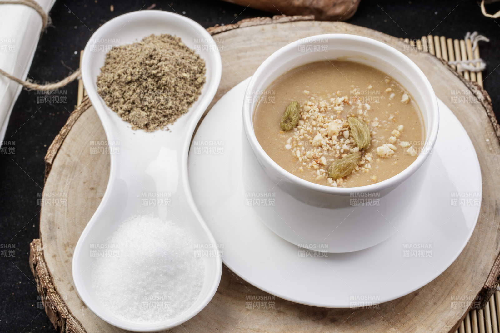 白色汤盅装的美味油茶面摆放在樟木砧板上图片