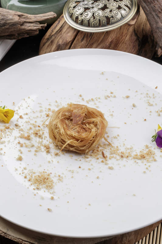 精品一窝丝摆放在樟木砧板上图片