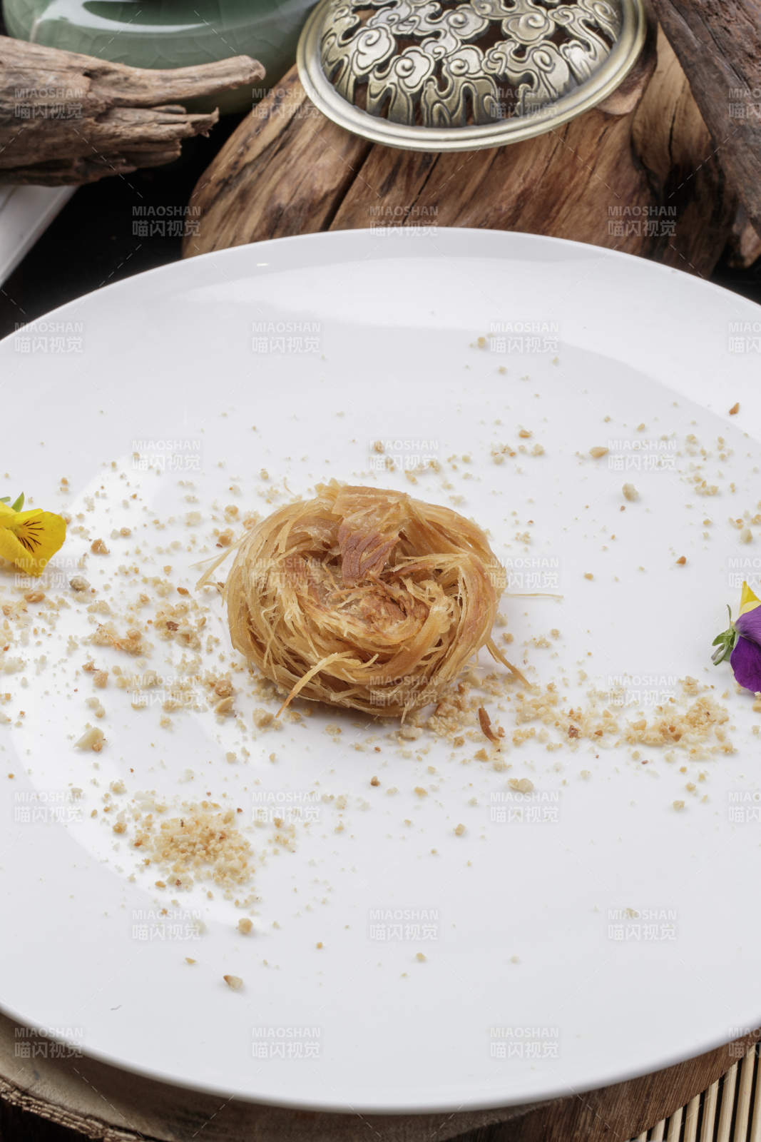 精品一窝丝摆放在樟木砧板上图片