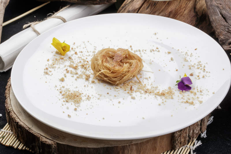 精品一窝丝摆放在樟木砧板上图片