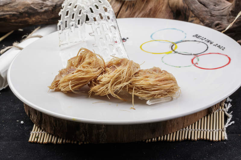 精品一窝丝摆放在樟木砧板上图片