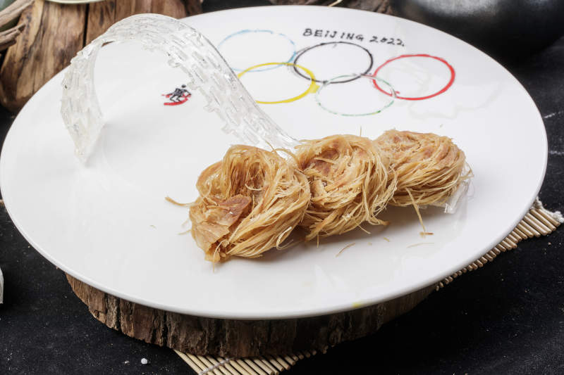 精品一窝丝摆放在樟木砧板上图片