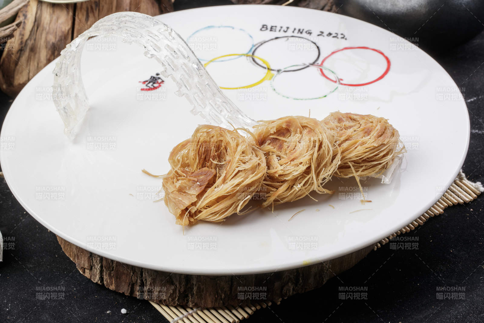 精品一窝丝摆放在樟木砧板上图片