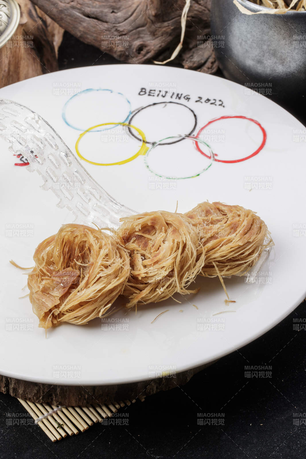 精品一窝丝摆放在樟木砧板上图片