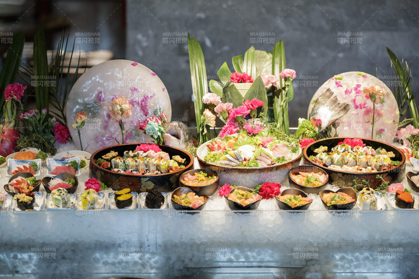 高档自助餐日式料理餐台摆放的寿司图片