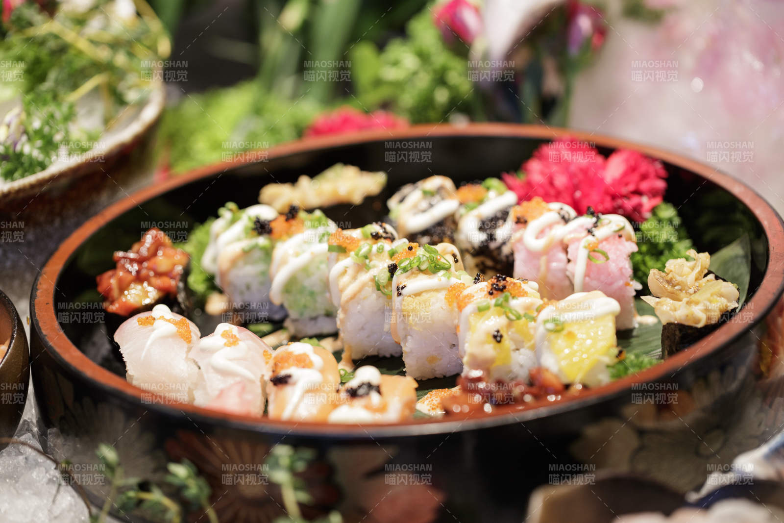 高档自助餐日式料理餐台摆放的寿司图片