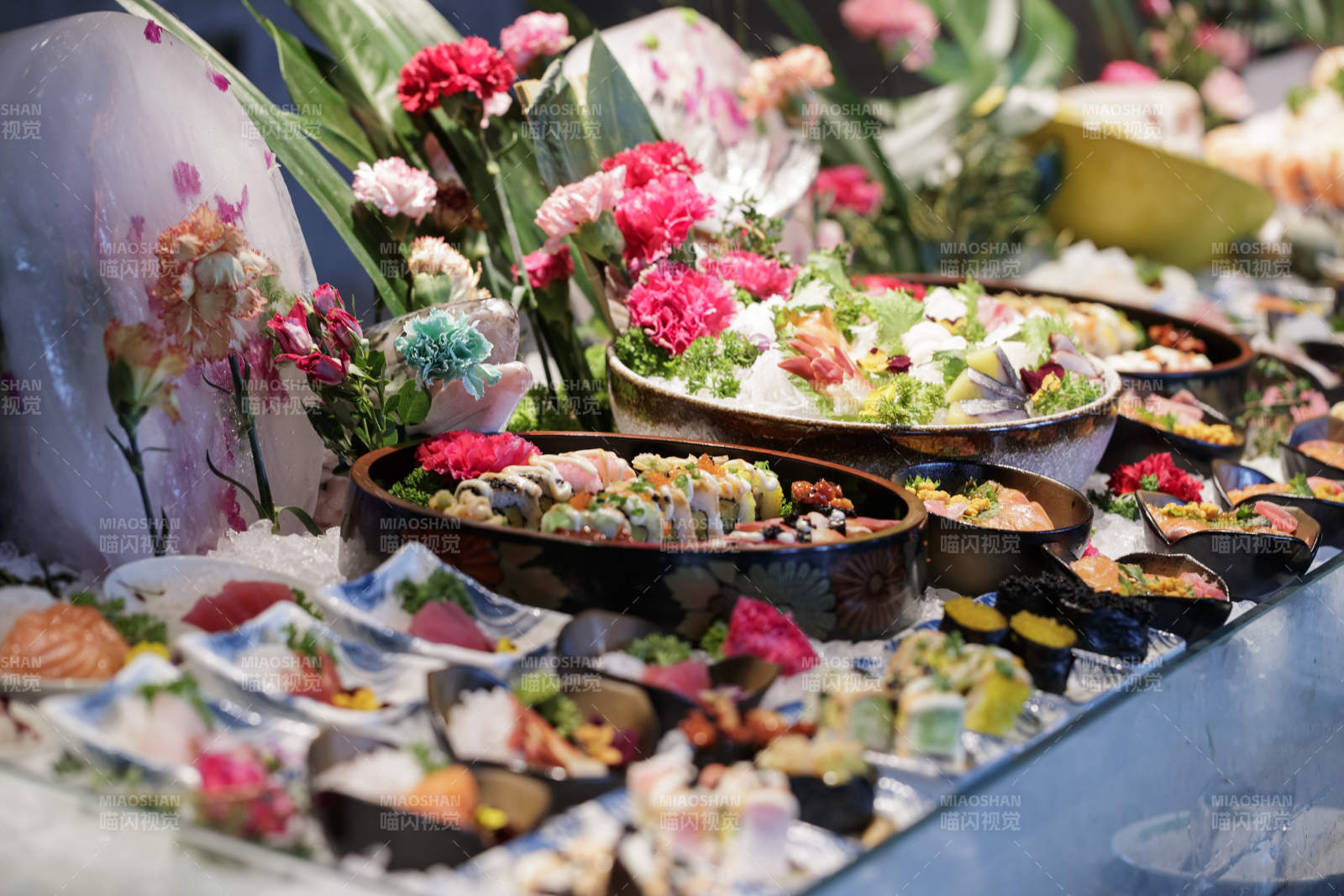 高档自助餐日式料理餐台摆放的寿司图片