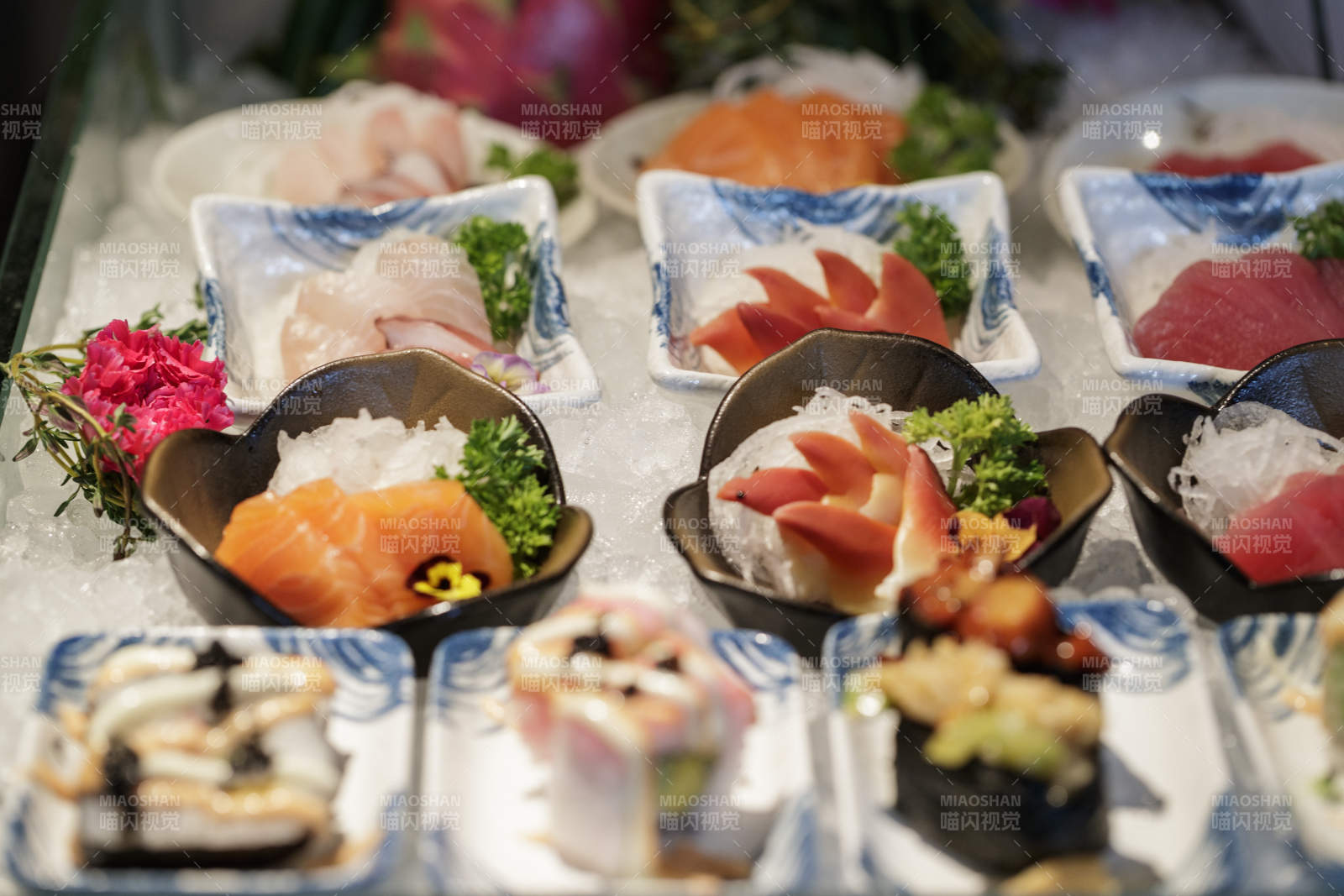 高档自助餐日式料理餐台摆放的寿司图片