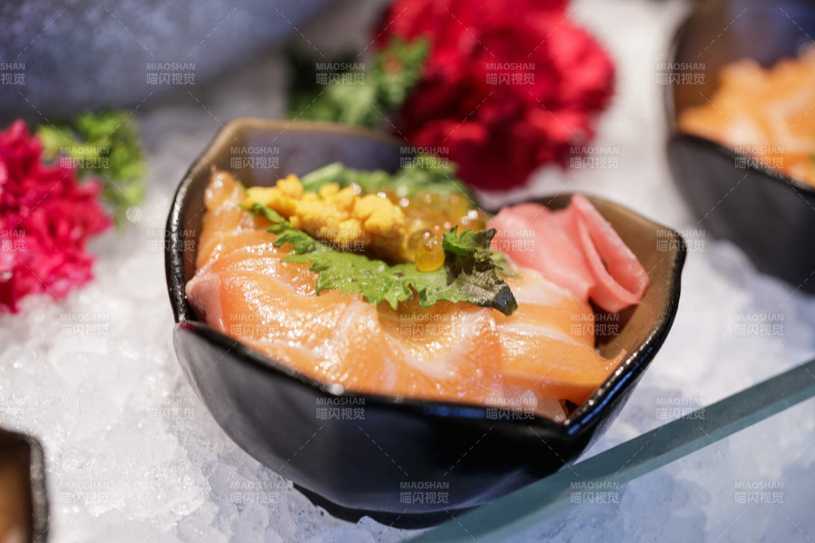 高档自助餐日式料理餐台摆放的寿司图片