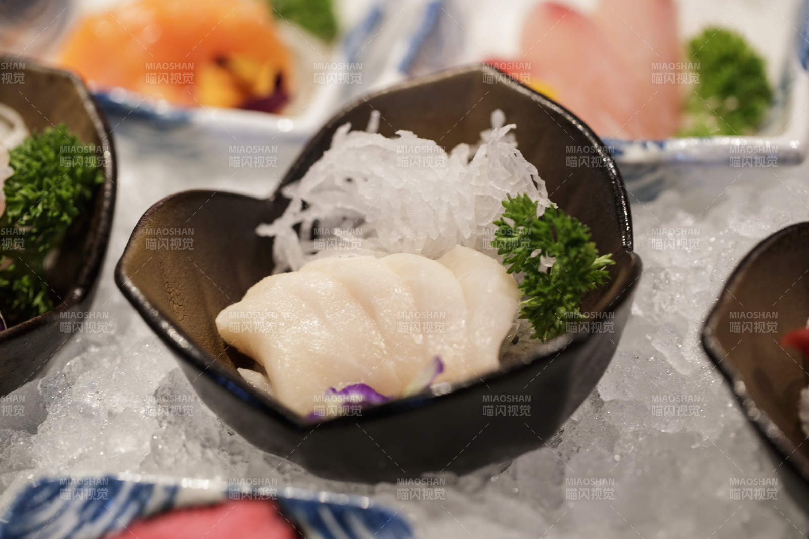 高档自助餐日式料理餐台摆放的寿司图片