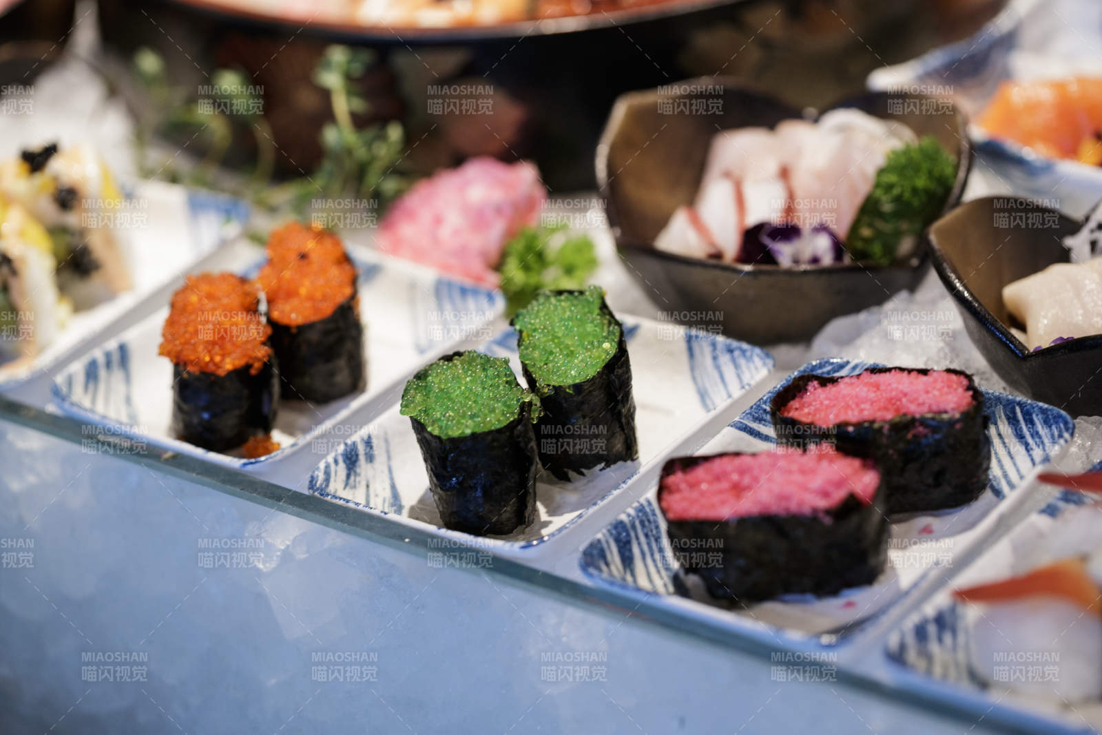 高档自助餐日式料理餐台摆放的寿司图片