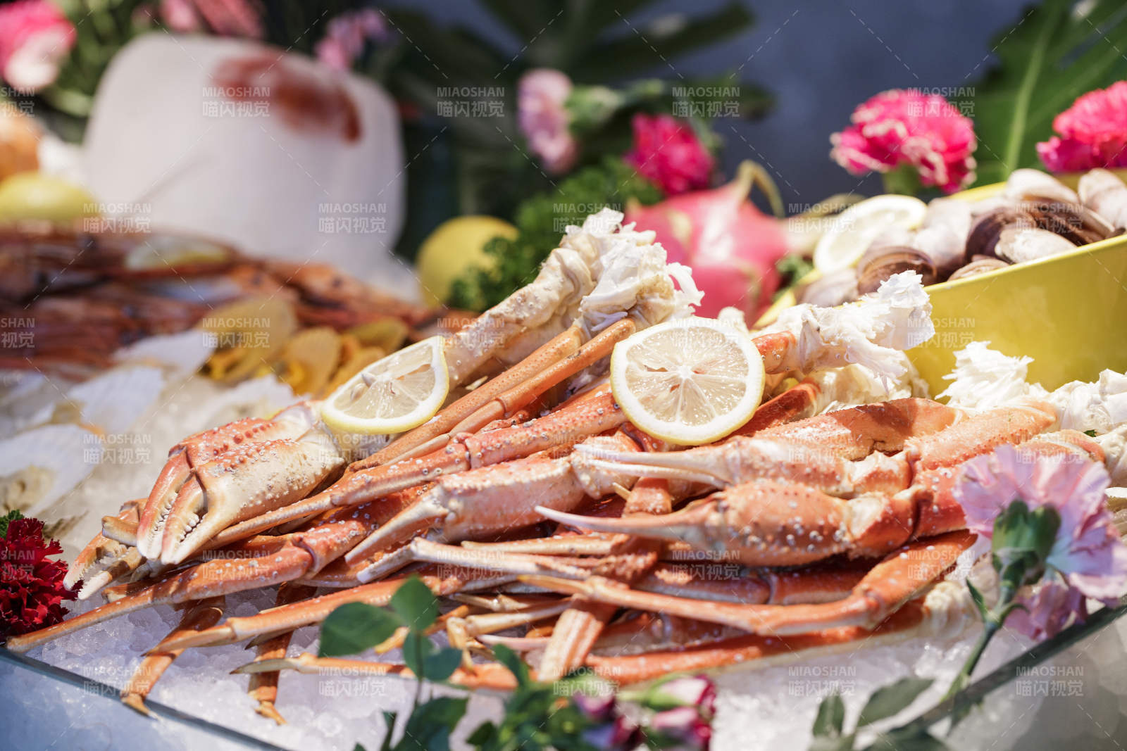 高档自助餐日式料理餐台摆放的寿司图片