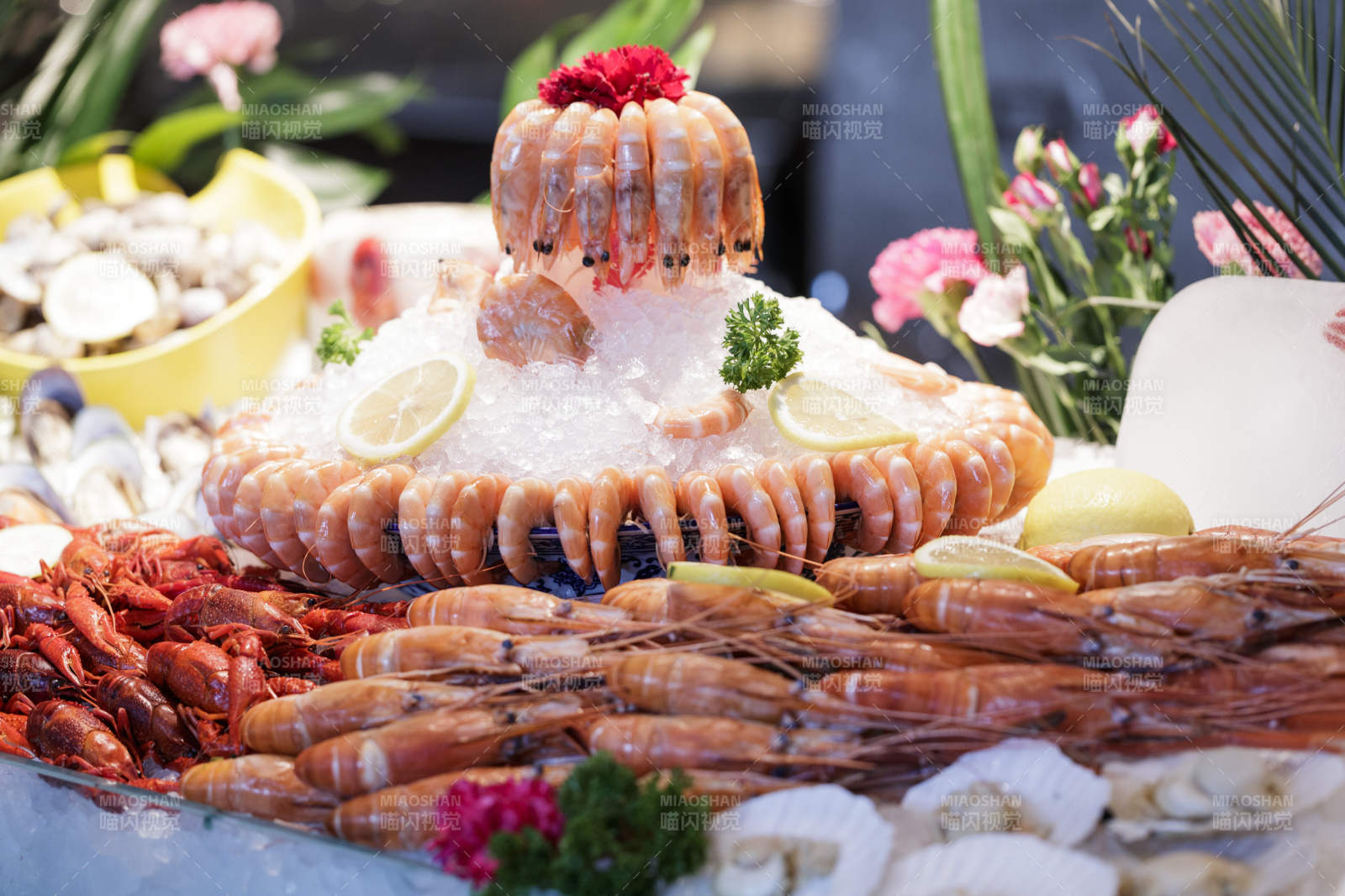 高档自助餐日式料理餐台摆放的寿司图片