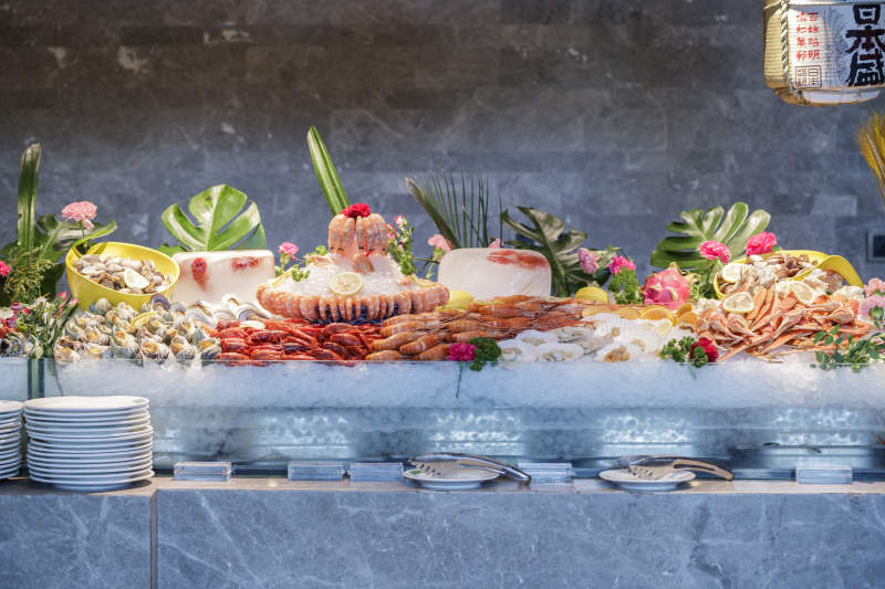 星级酒店高档自助餐料理餐台图片