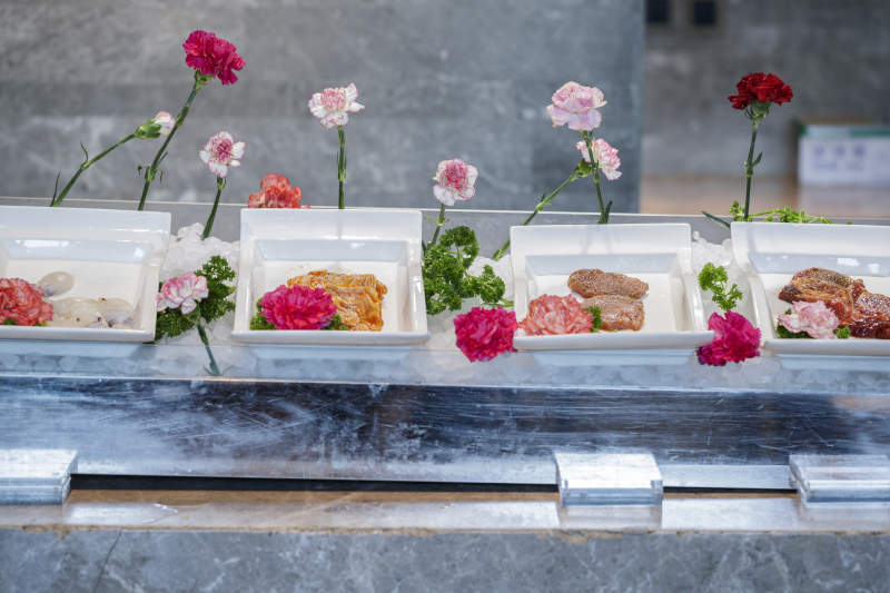 星级酒店高档自助餐料理餐台图片