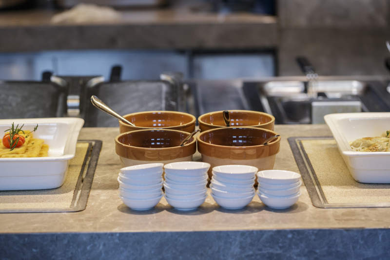 星级酒店高档自助餐料理餐台图片