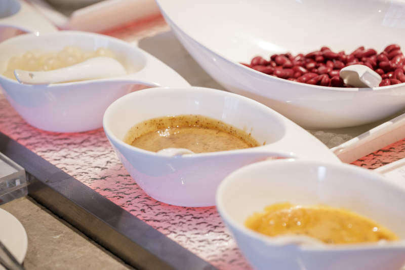 星级酒店高档自助餐料理餐台图片