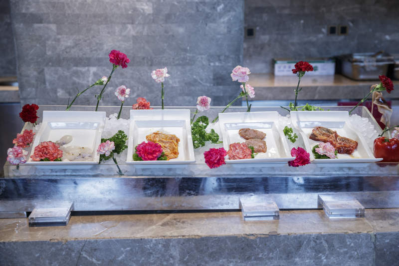 星级酒店高档自助餐料理餐台图片