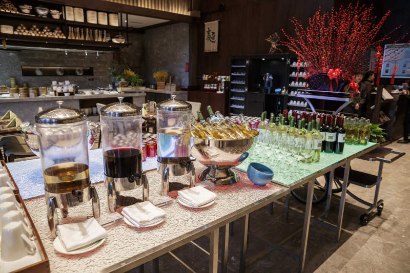 星级酒店高档自助餐料理餐台图片